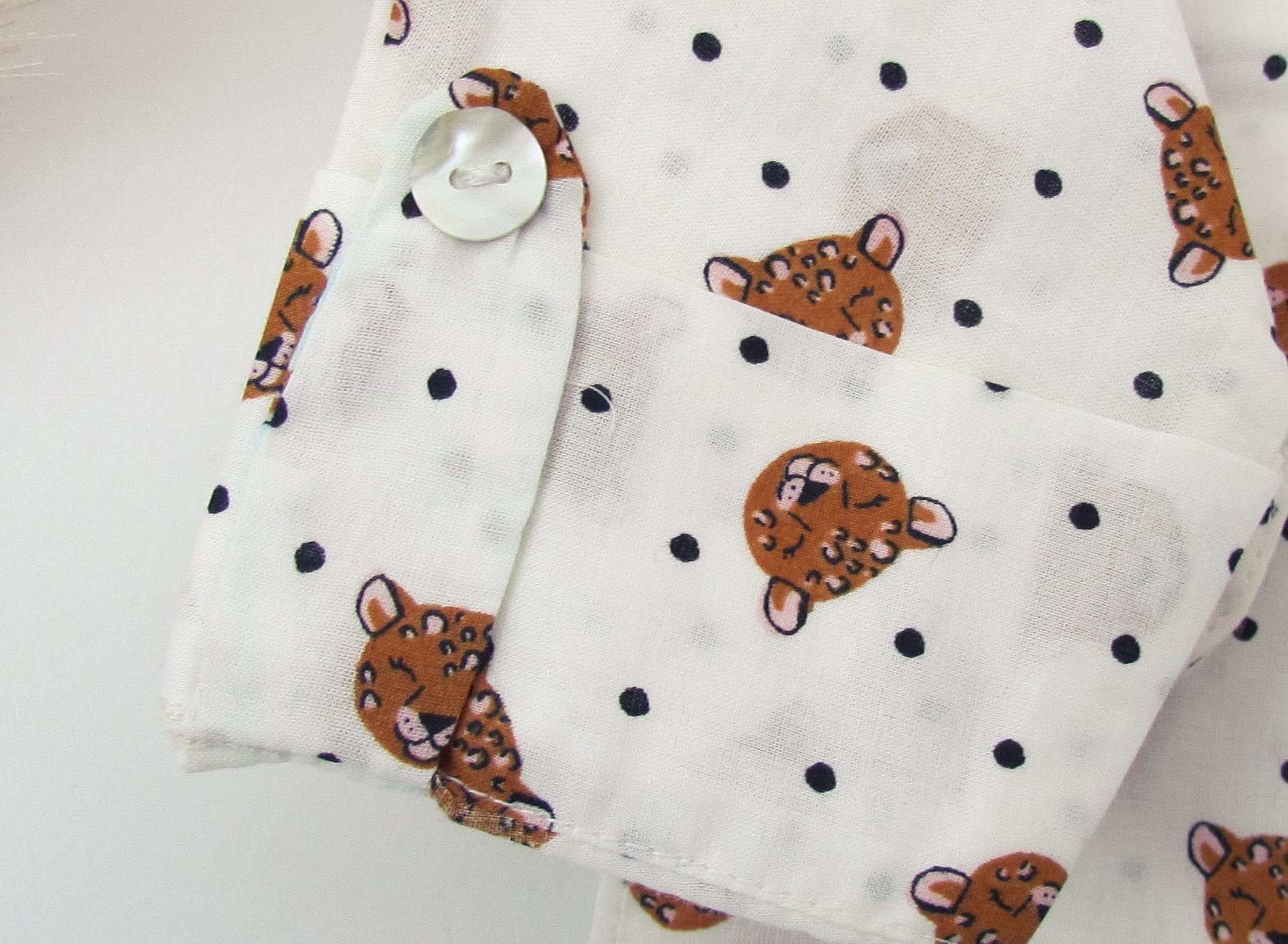 Soft, cotton unisex kids top with a cub-face print, perfect for all-day comfort. Casual clothing for kids